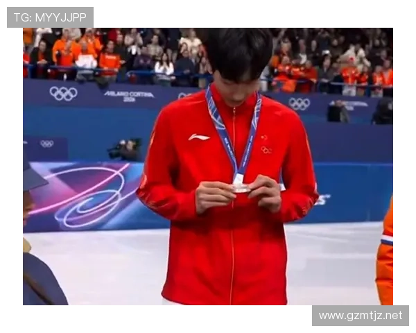 孙龙夺银颁奖台上开心比赞指旗